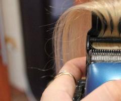 Polerowanie włosów maszyną w salonie i w domu